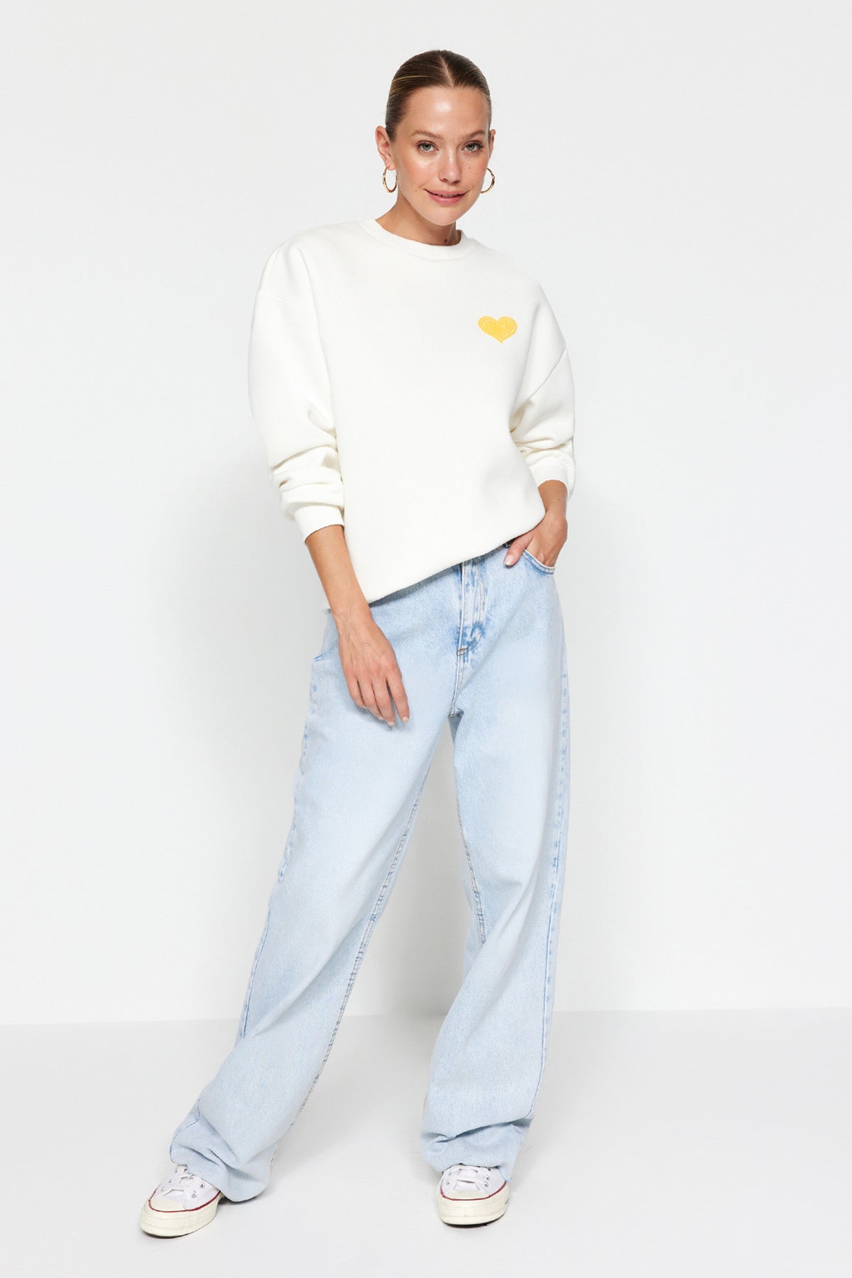 Trendyolmilla Ekru Kalın İçi Polarlı Göğüs ve Sırt Kabartma Baskılı Oversize Örme Sweatshirt TWOAW24SW00226