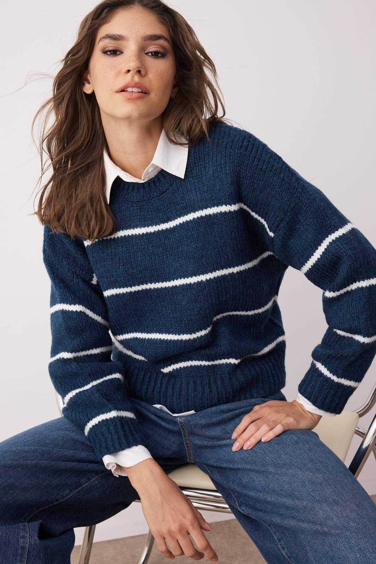 Trendyolmilla Lacivert*001 Geniş Kalıp Yumuşak Dokulu Çizgili Basic Triko Kazak TWOAW23KZ00185 الصورة الرئيسية