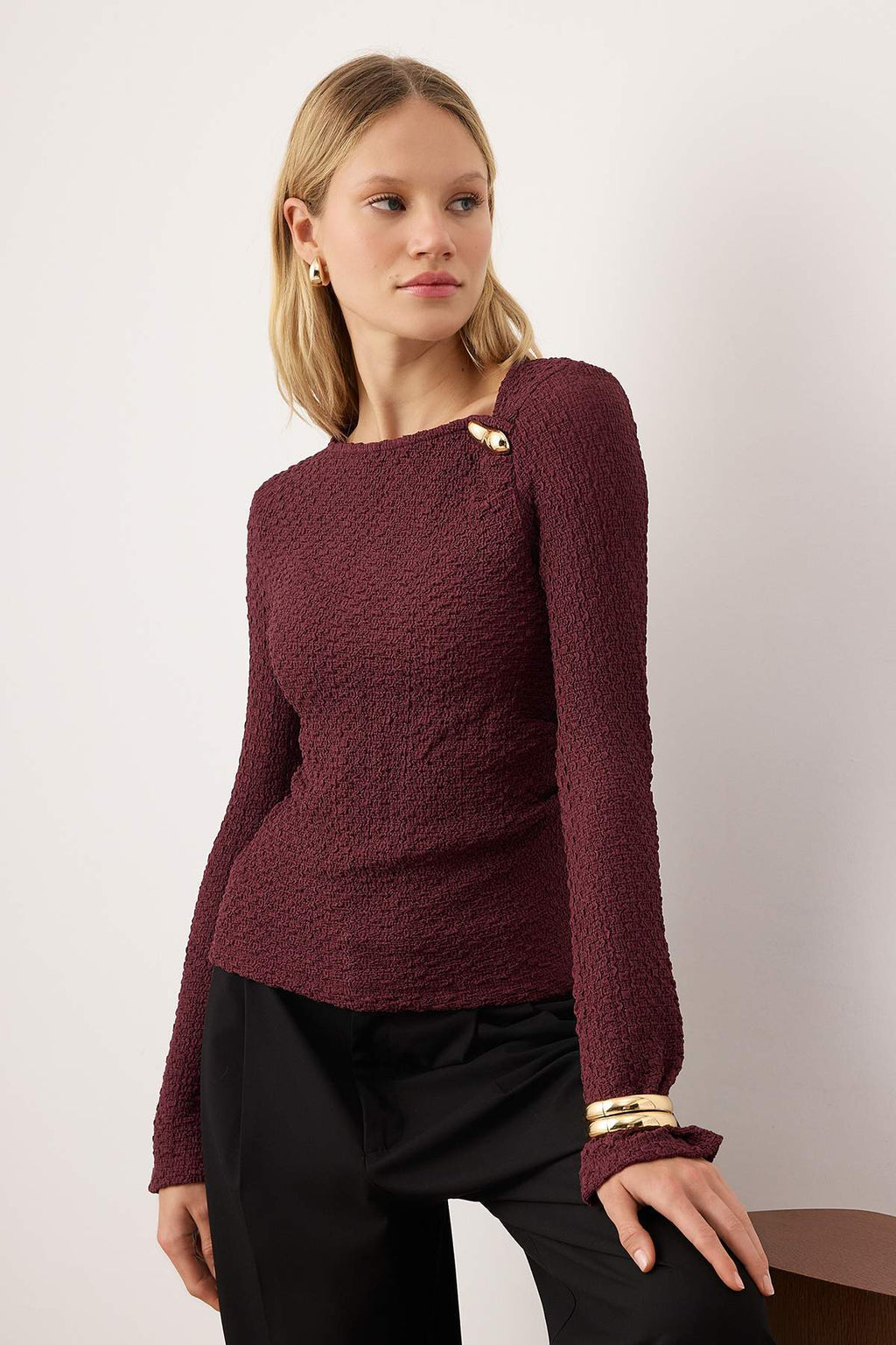 Trendyolmilla Kahverengi Fitted/Vücuda Oturan Aksesuar Detaylı Dokulu Uzun Kollu Esnek Örme Bluz TWOAW26BZ00134