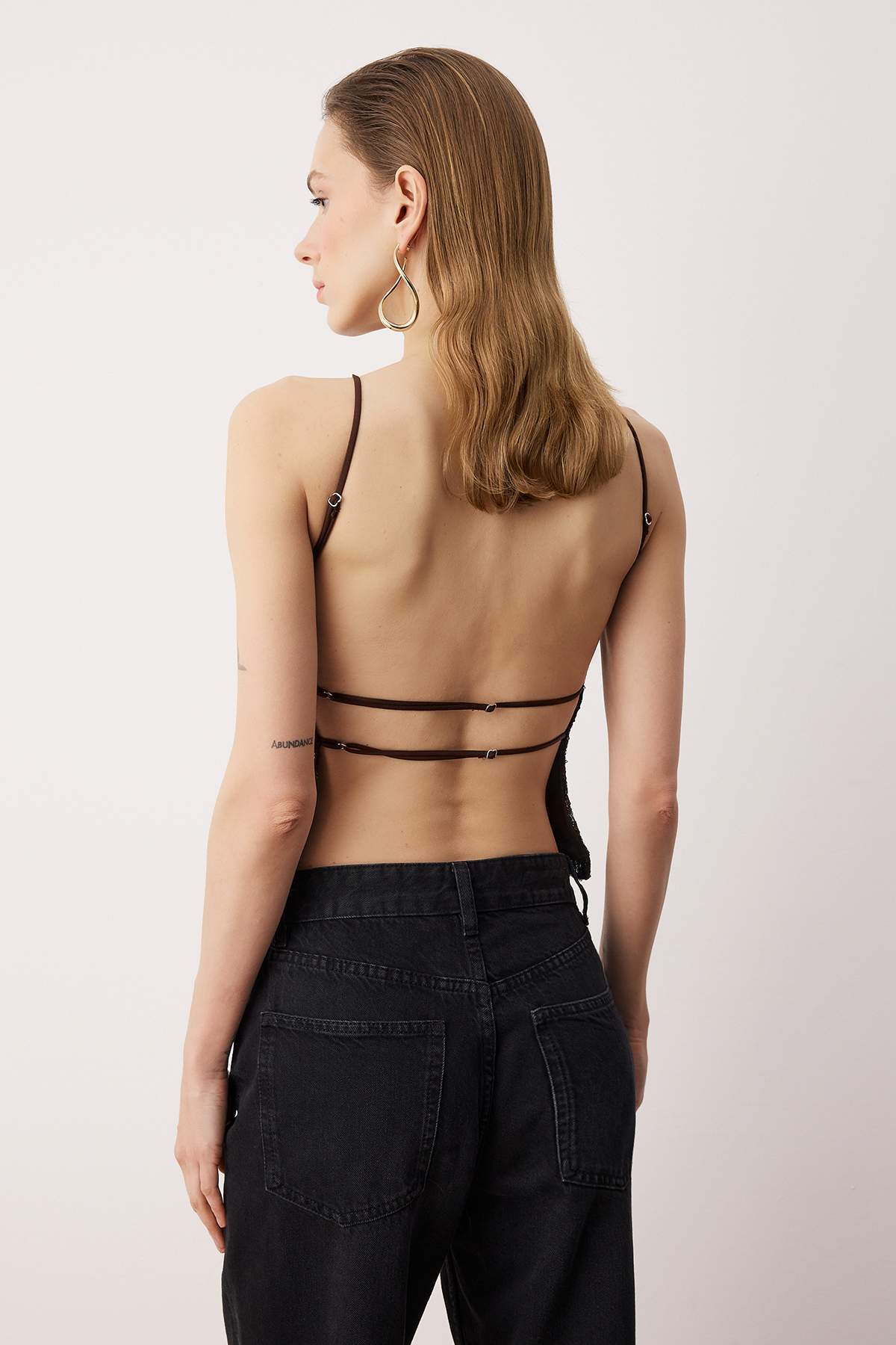 Trendyolmilla Kahverengi Sırt Detaylı Parıltılı Payet Örme Bluz TPRSS25BZ00036