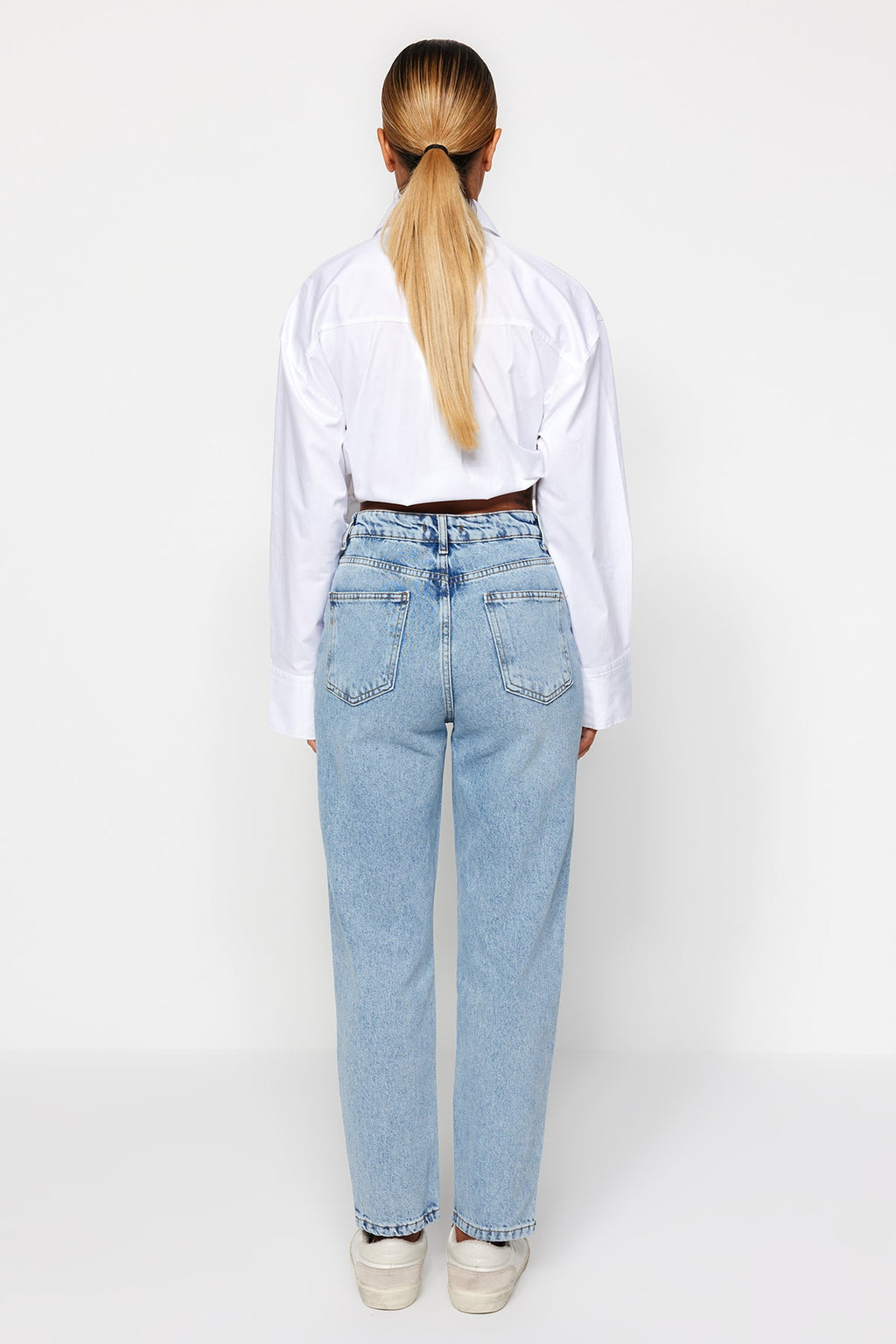 Trendyolmilla Beyaz Yüksek Bel Mom %100 Pamuk Non-Stretch Jeans TWOAW24JE00076