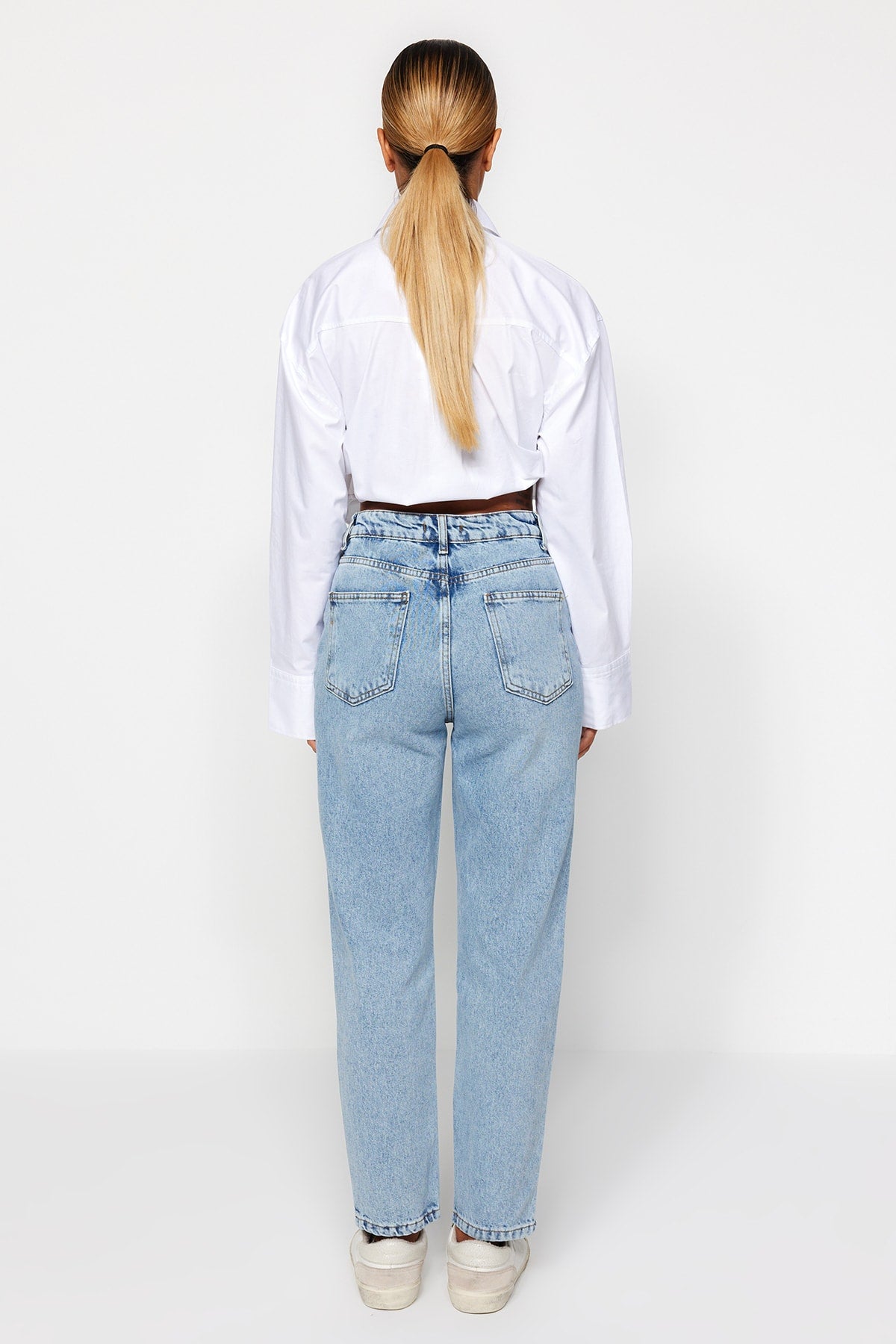 Trendyolmilla Mavi Yüksek Bel Mom %100 Pamuk Non-Stretch Jeans TWOAW24JE00076
