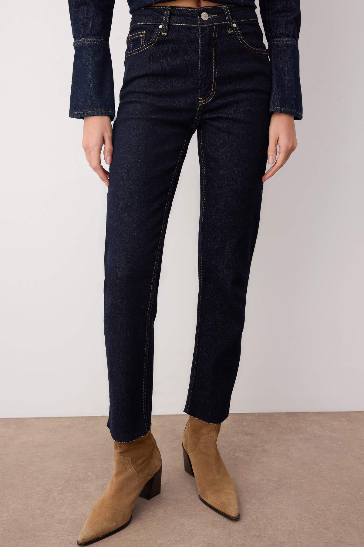 Trendyolmilla Kahverengi Yüksek Bel Paçası Kesikli Comfort/Esnek YENİ Mom Jeans TWOAW26JE00026