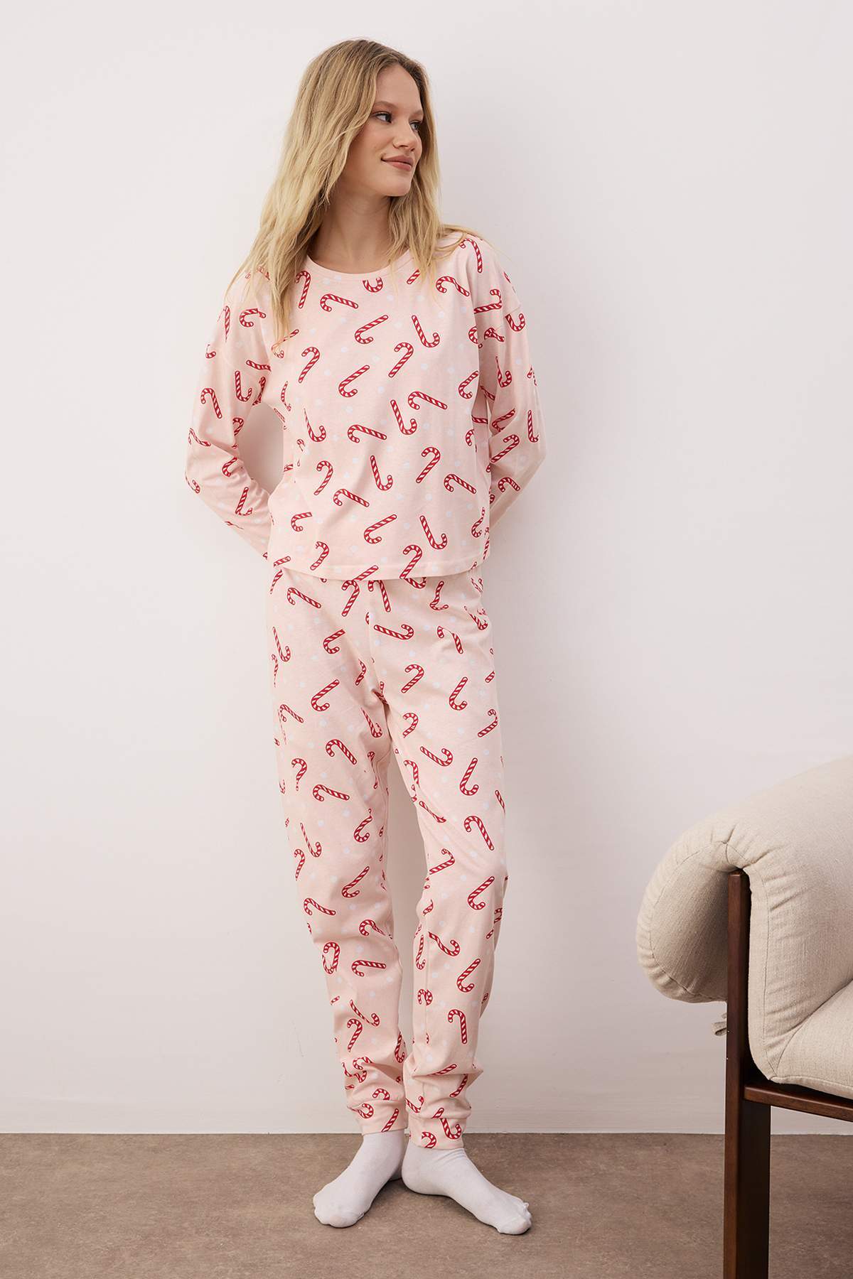 Trendyolmilla Bej %100 Pamuklu Yılbaşı Temalı Örme Pijama Takımı THMAW21PT0771