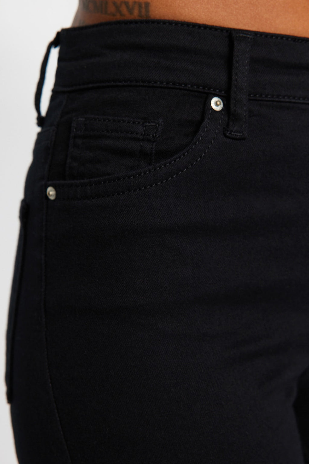 Solmayan Siyah Önden Düğmeli Yüksek Bel Ekstra Esnek Skinny Vücudu Saran Jeans TWOAW24JE00090