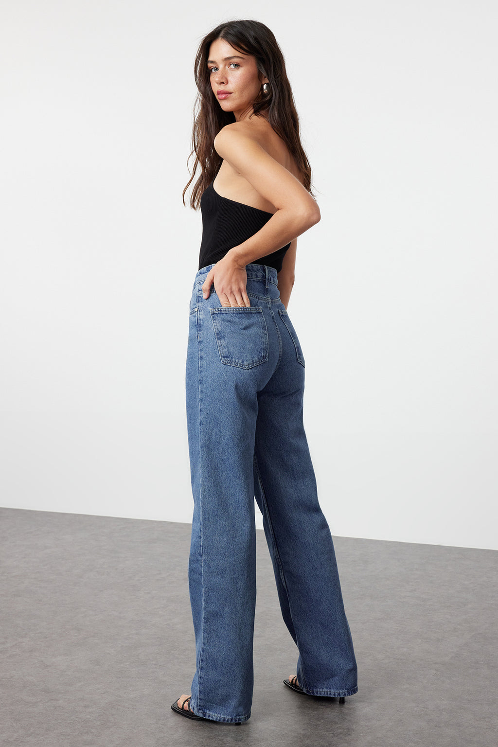 Trendyolmilla Koyu Mavi Yüksek Bel Wide Leg Geniş Paça %100 Pamuk Non-Stretch Jeans TWOSS23JE00068