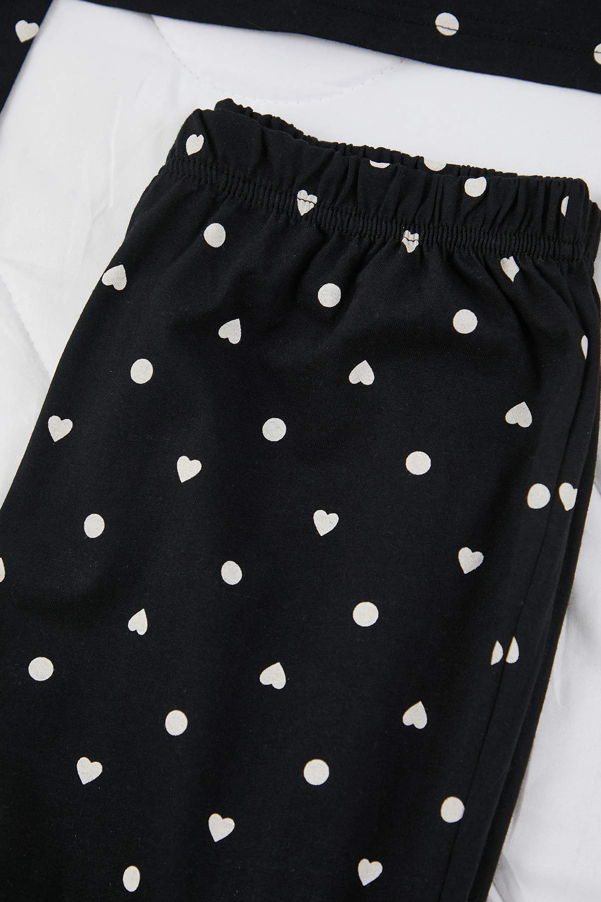 Trendyolmilla Siyah %100 Pamuklu Puantiye ve Kalpli Örme Pijama Takımı THMAW25PT00039