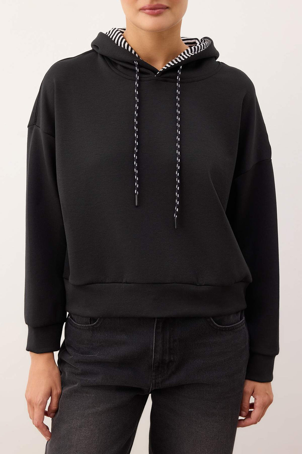 Siyah Kapüşonlu Oversize/Geniş Kalıp Örme Sweatshirt TWOAW26SW00223