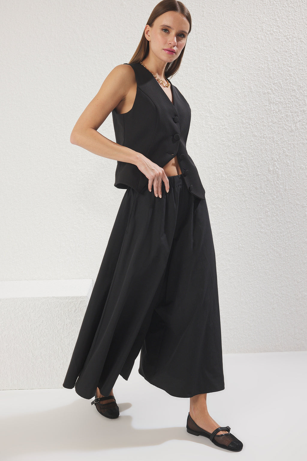 Siyah Etek Görünümlü Mat Dokulu Wide Leg Extra Geniş Paça Beli Lastikli Pantolon TWOSS25PL00101