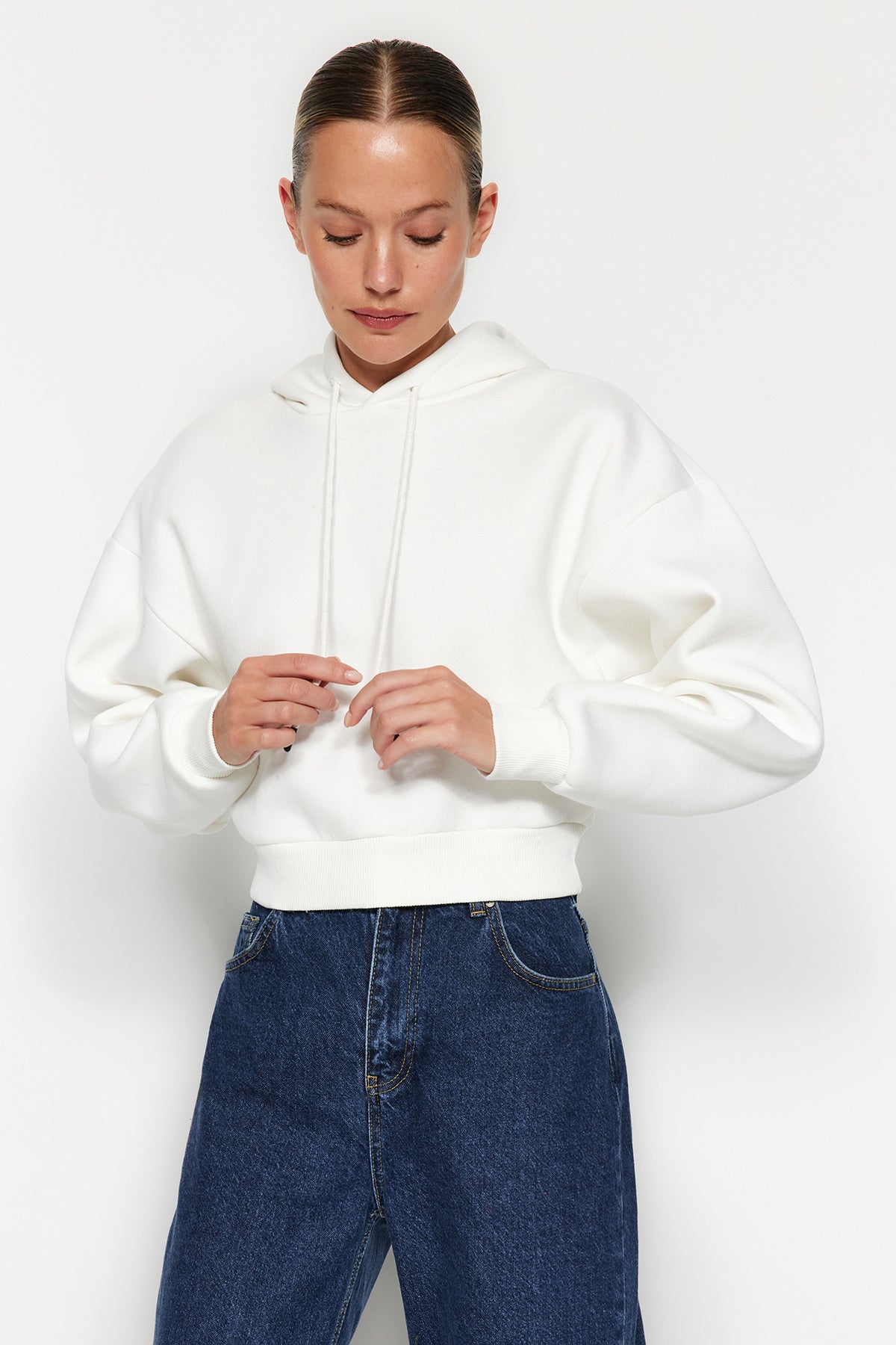 Trendyolmilla Siyah Kalın İçi Polarlı Kapüşonlu Rahat Kesim Crop Basic Örme Sweatshirt TWOAW24SW00105