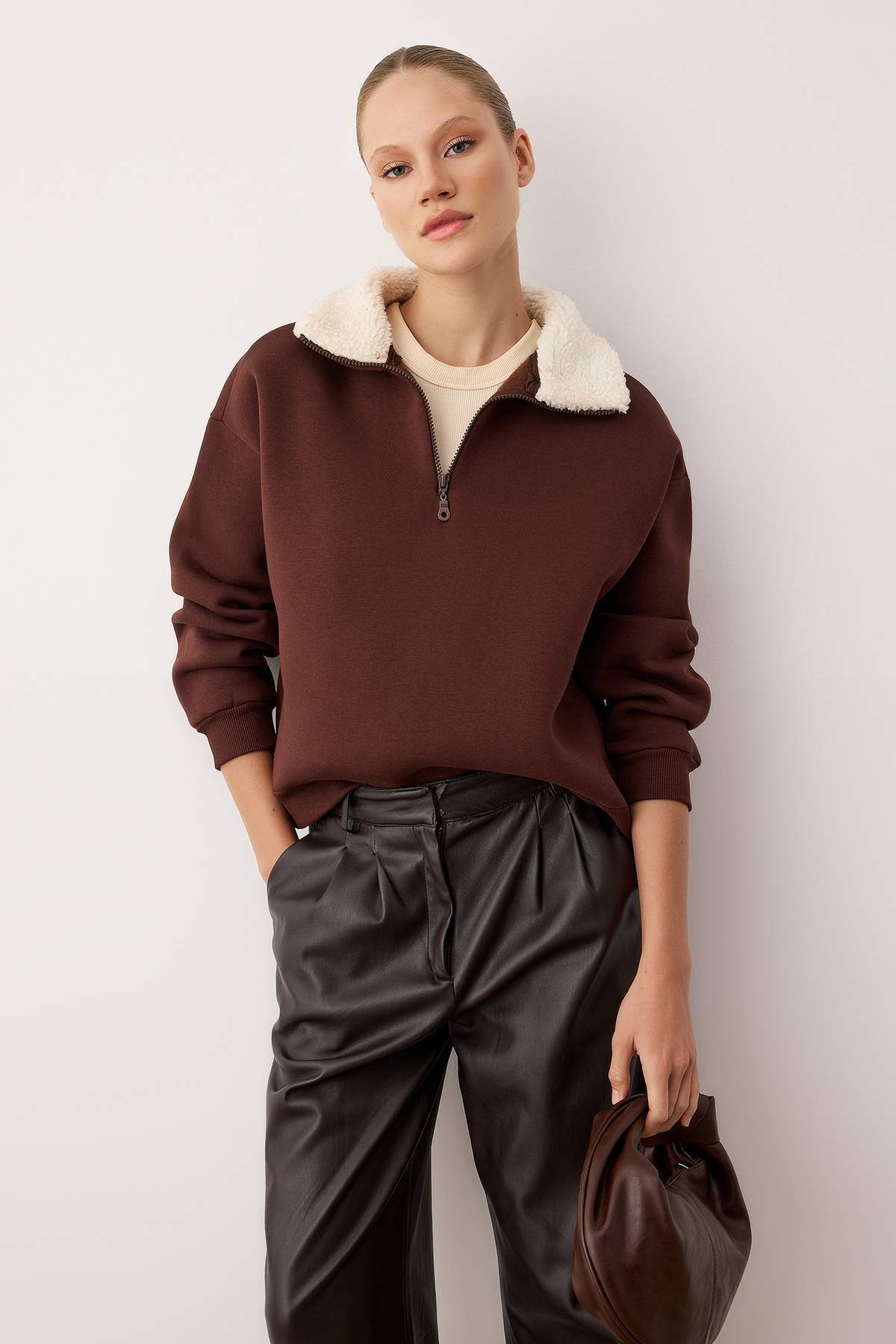 Kahverengi Oversize Kalıp Yakada Peluş Detaylı Kalın İçi Polarlı Örme Sweatshirt TWOAW26SW00146 Main image