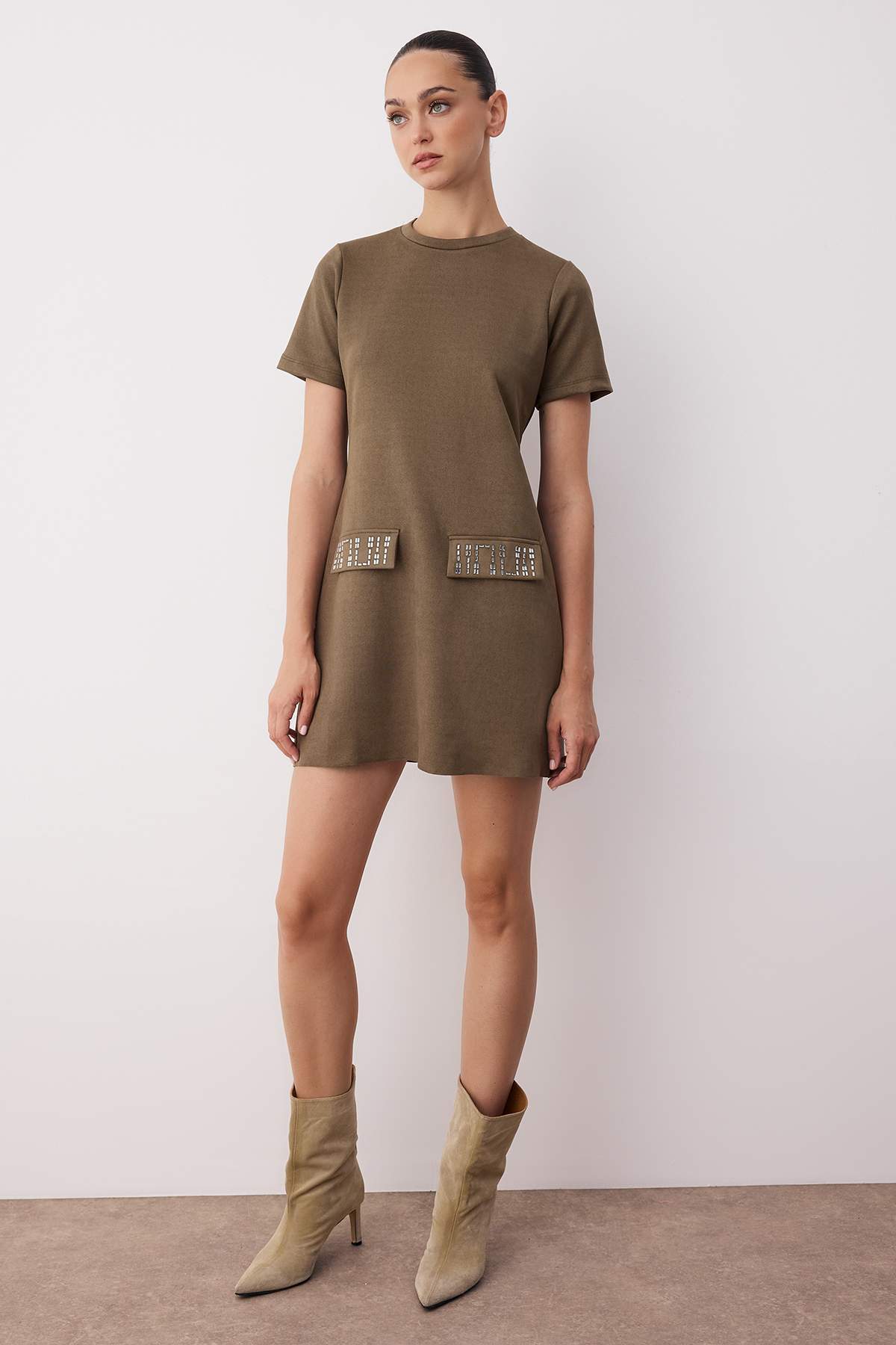 Trendyolmilla Haki Bisiklet Yaka Taş Detaylı Shift/Düz Mini Süet Örme Elbise TWOAW24EL00523 Main image