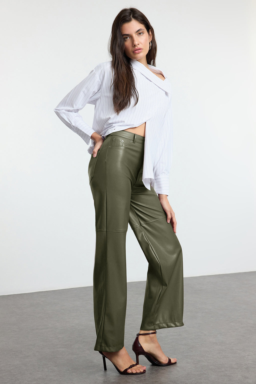 Trendyolmilla Kahverengi Relaxed/Rahat Straight/Boru Paça Dikiş Detaylı Örme Deri Pantolon TWOAW25PL00068