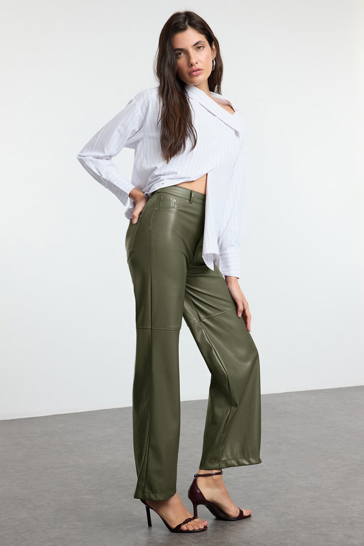 Trendyolmilla Kahverengi Relaxed/Rahat Straight/Boru Paça Dikiş Detaylı Örme Deri Pantolon TWOAW25PL00068