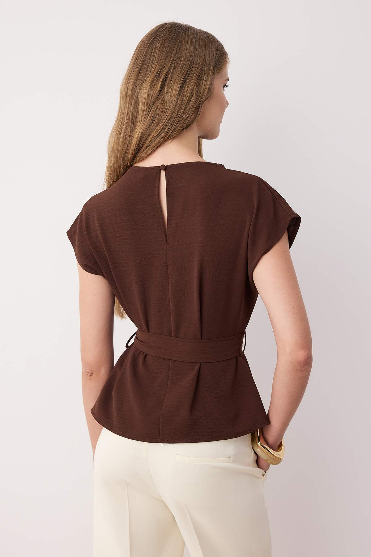 Trendyolmilla Siyah Kolsuz Kuşaklı Dokuma Bluz TWOAW26BZ00057