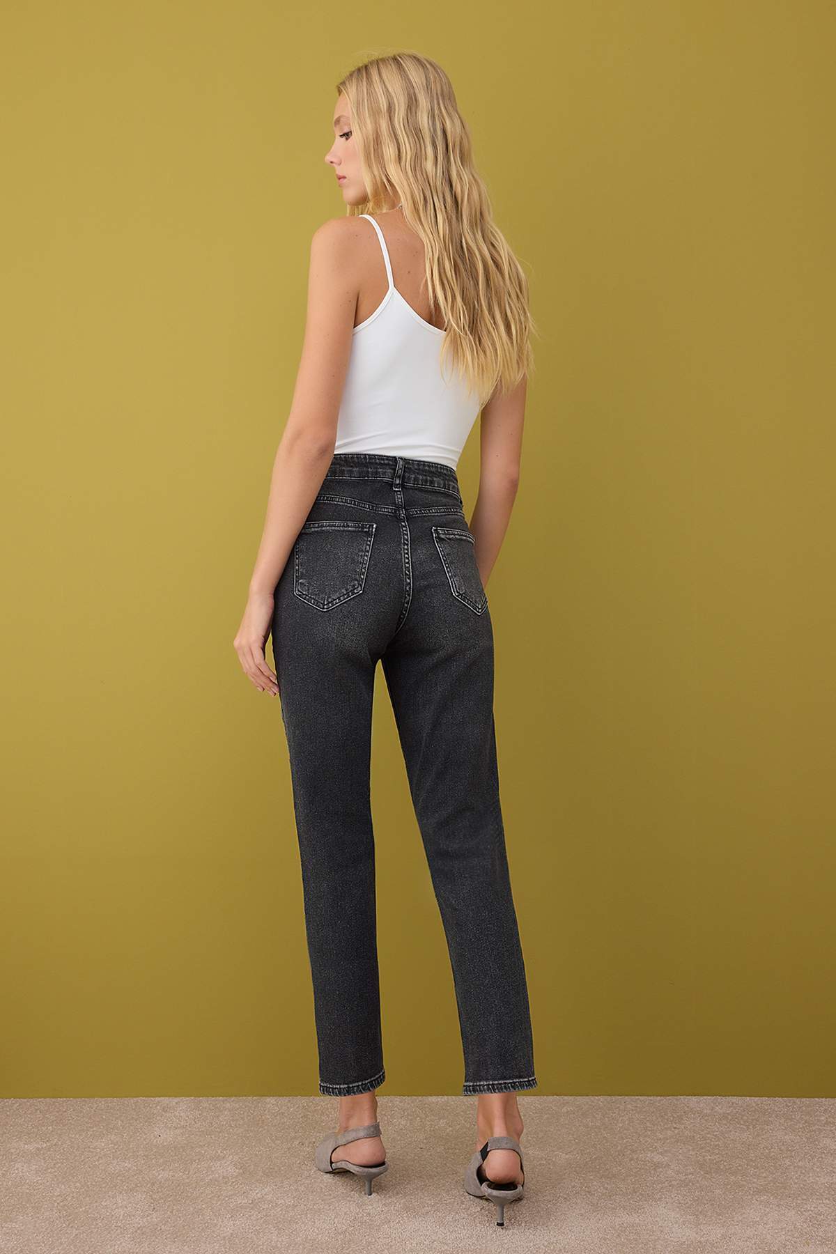 Trendyolmilla Antrasit Yüksek Bel Esnek Comfort Yeni Mom Jeans TWOAW26JE00056