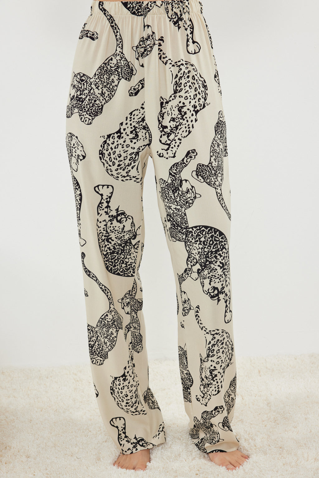 Trendyolmilla Lacivert Kaplan Desenli İp Askılı Viskon Dokuma Pijama Takımı THMSS24PT00127