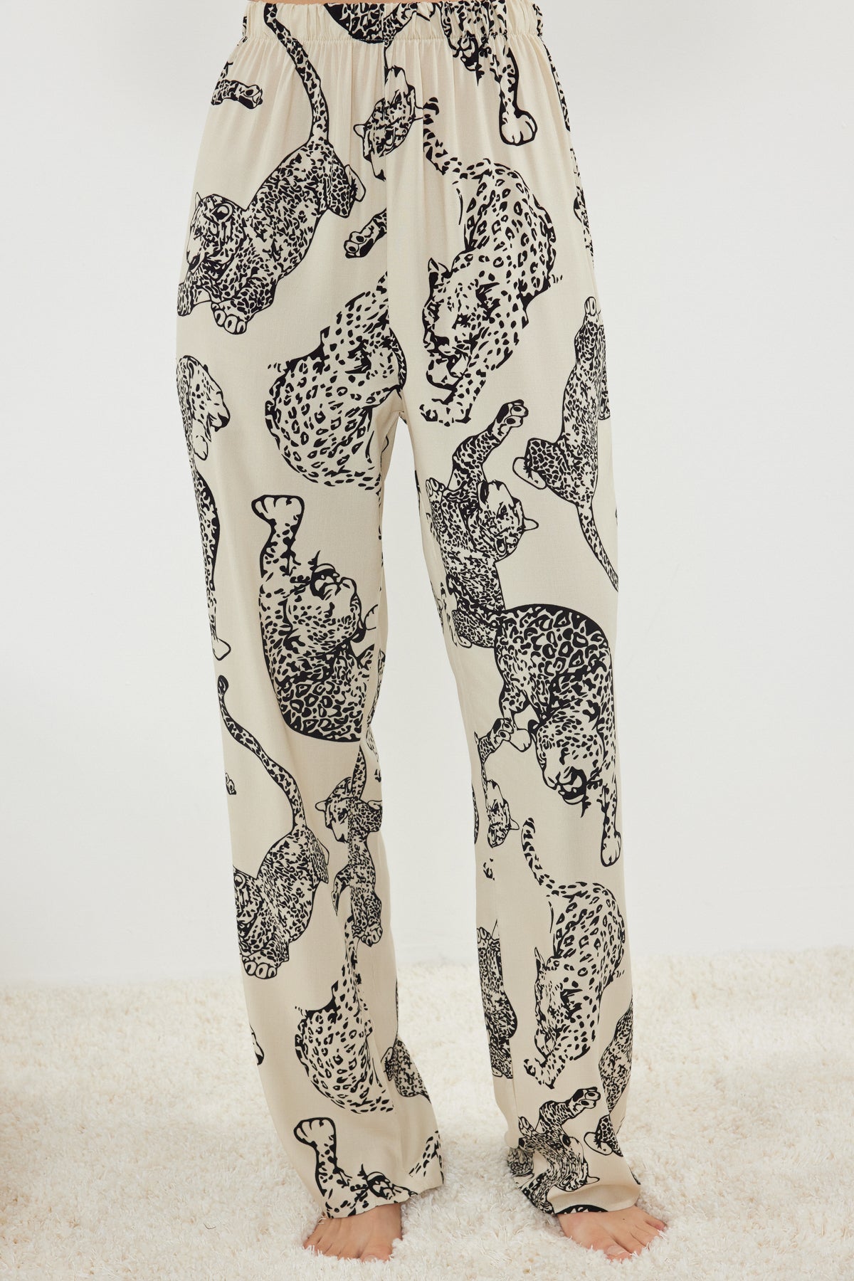 Trendyolmilla Lacivert Kaplan Desenli İp Askılı Viskon Dokuma Pijama Takımı THMSS24PT00127