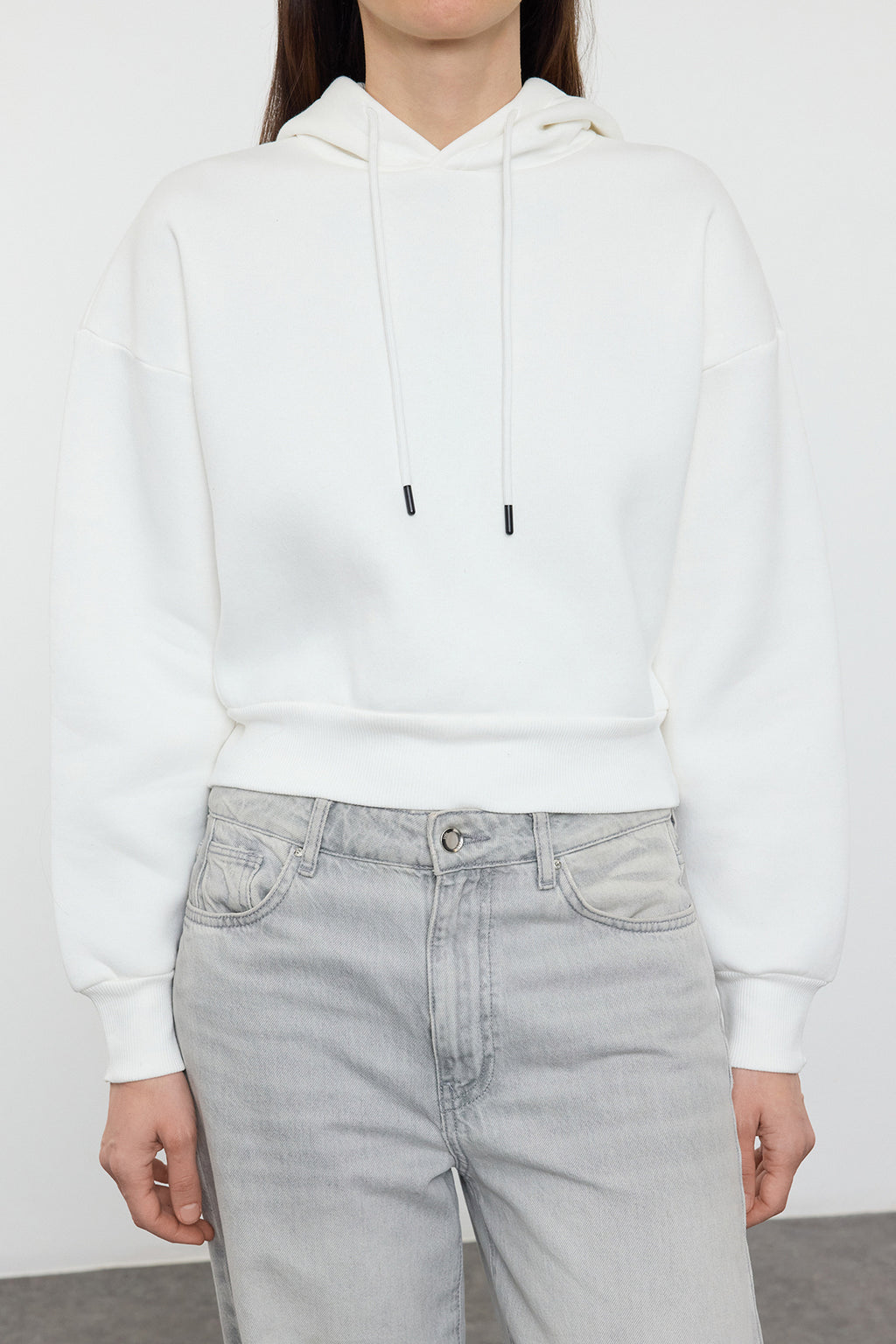 Trendyolmilla Siyah Kalın İçi Polarlı Kapüşonlu Rahat Kesim Crop Basic Örme Sweatshirt TWOAW24SW00105