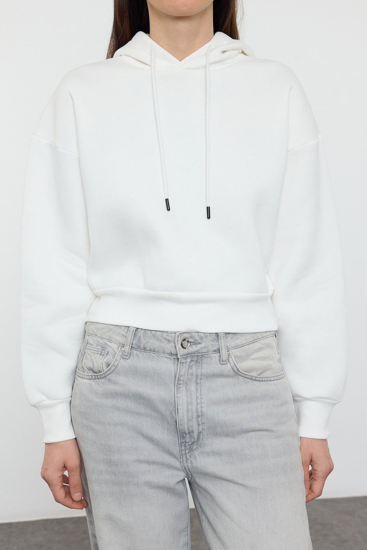 Trendyolmilla Siyah Kalın İçi Polarlı Kapüşonlu Rahat Kesim Crop Basic Örme Sweatshirt TWOAW24SW00105