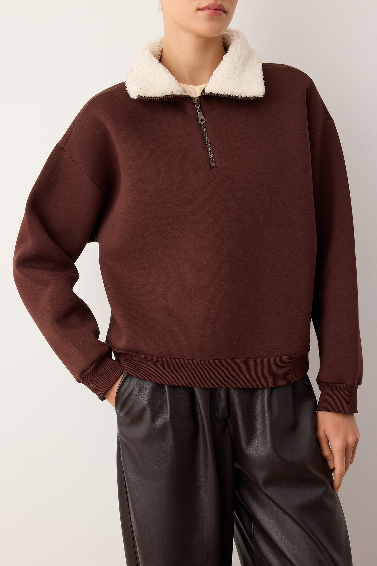 Kahverengi Oversize Kalıp Yakada Peluş Detaylı Kalın İçi Polarlı Örme Sweatshirt TWOAW26SW00146