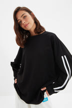 Siyah Şerit Detaylı Oversize/Geniş Kalıp İnce Örme Sweatshirt TWOAW22SW1258