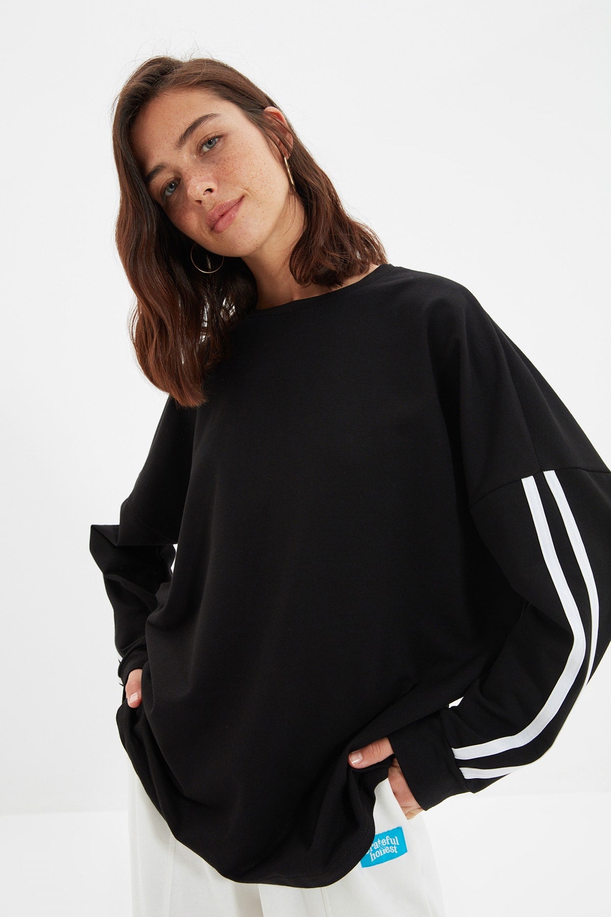 Siyah Şerit Detaylı Oversize/Geniş Kalıp İnce Örme Sweatshirt TWOAW22SW1258