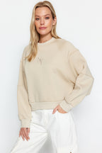 Trendyolmilla Taş Bisiklet Yaka Regular Fit Nakışlı Kalın İçi Polarlı Örme Sweatshirt TWOAW24SW00199