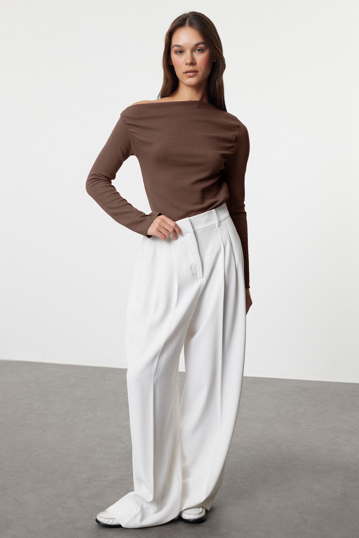 Trendyolmilla Bordo Drapeli Kayık Yaka Asimetrik Esnek Uzun Kol Örme Bluz TWOAW24BZ00393