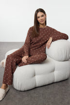 Trendyolmilla Kahverengi %100 Pamuklu Puantiye ve Kalpli Örme Pijama Takımı THMAW25PT00039