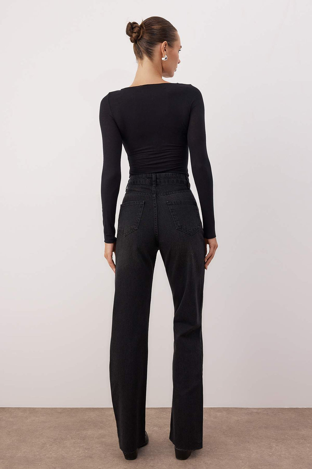 Siyah Leopar Desenli Fular Detaylı Paçası Kesikli Yüksek Bel Wide Leg Jeans TWOAW26JE00285