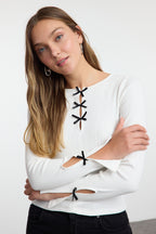 Trendyolmilla Ekru Fiyonk ve Cut Out Detaylı Bisiklet Yaka Slim/Vücuda Oturan Örme Bluz TWOAW25BZ00177