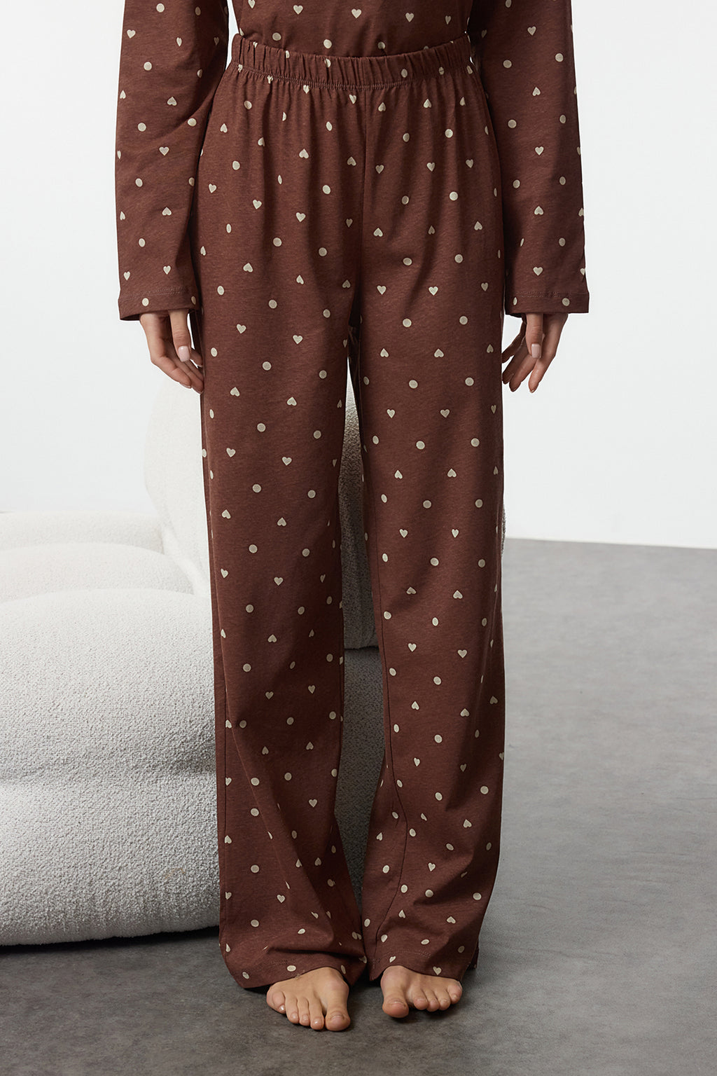 Trendyolmilla Kahverengi %100 Pamuklu Puantiye ve Kalpli Örme Pijama Takımı THMAW25PT00039