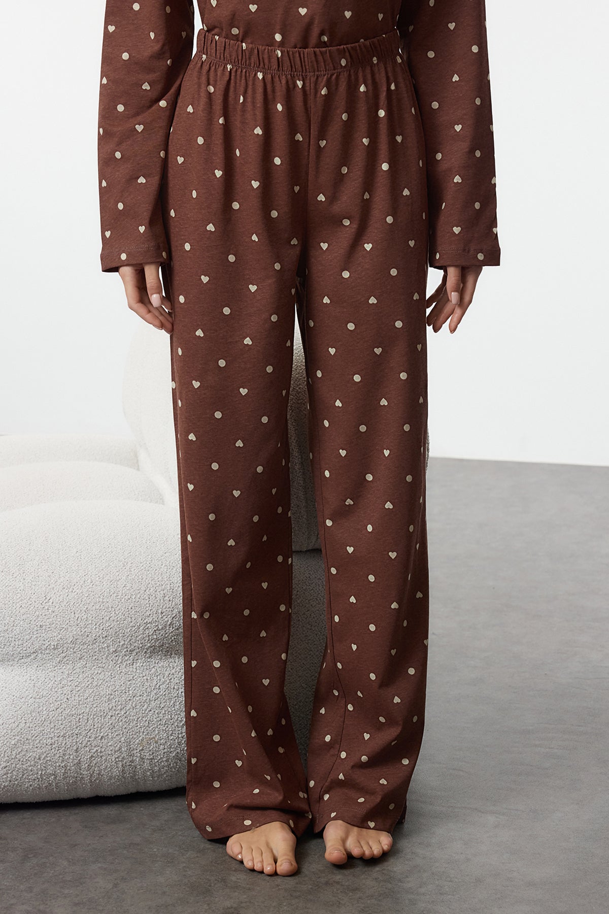Trendyolmilla Kahverengi %100 Pamuklu Puantiye ve Kalpli Örme Pijama Takımı THMAW25PT00039