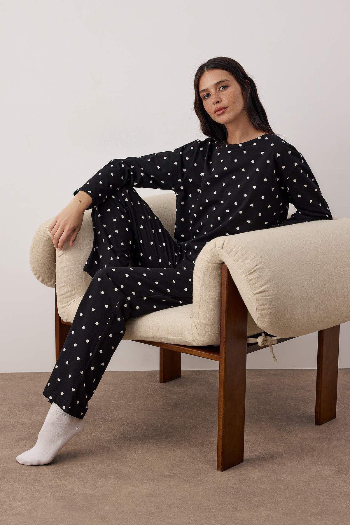 Trendyolmilla Siyah %100 Pamuklu Puantiye ve Kalpli Örme Pijama Takımı THMAW25PT00039 Secondary image