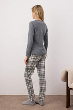 Trendyolmilla Bordo Ayıcıklı ve Penguen Baskılı Ekoseli Yumoş Örme Pijama Takımı THMAW22PT0395