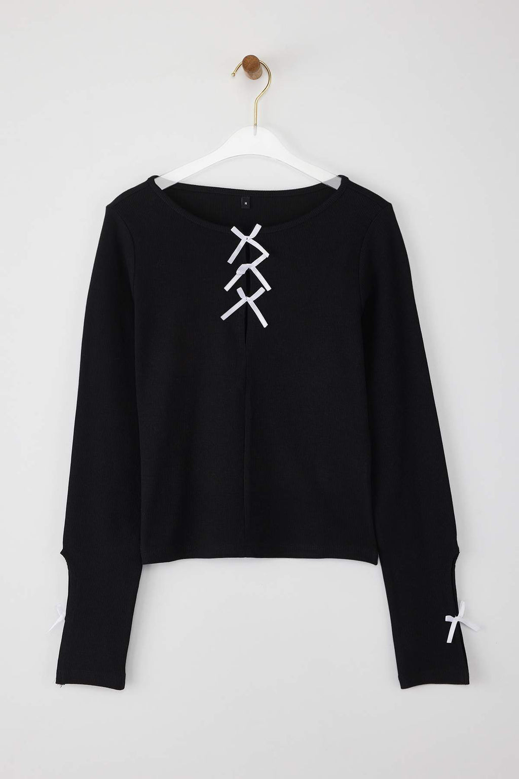 Trendyolmilla Ekru Fiyonk ve Cut Out Detaylı Bisiklet Yaka Slim/Vücuda Oturan Örme Bluz TWOAW25BZ00177