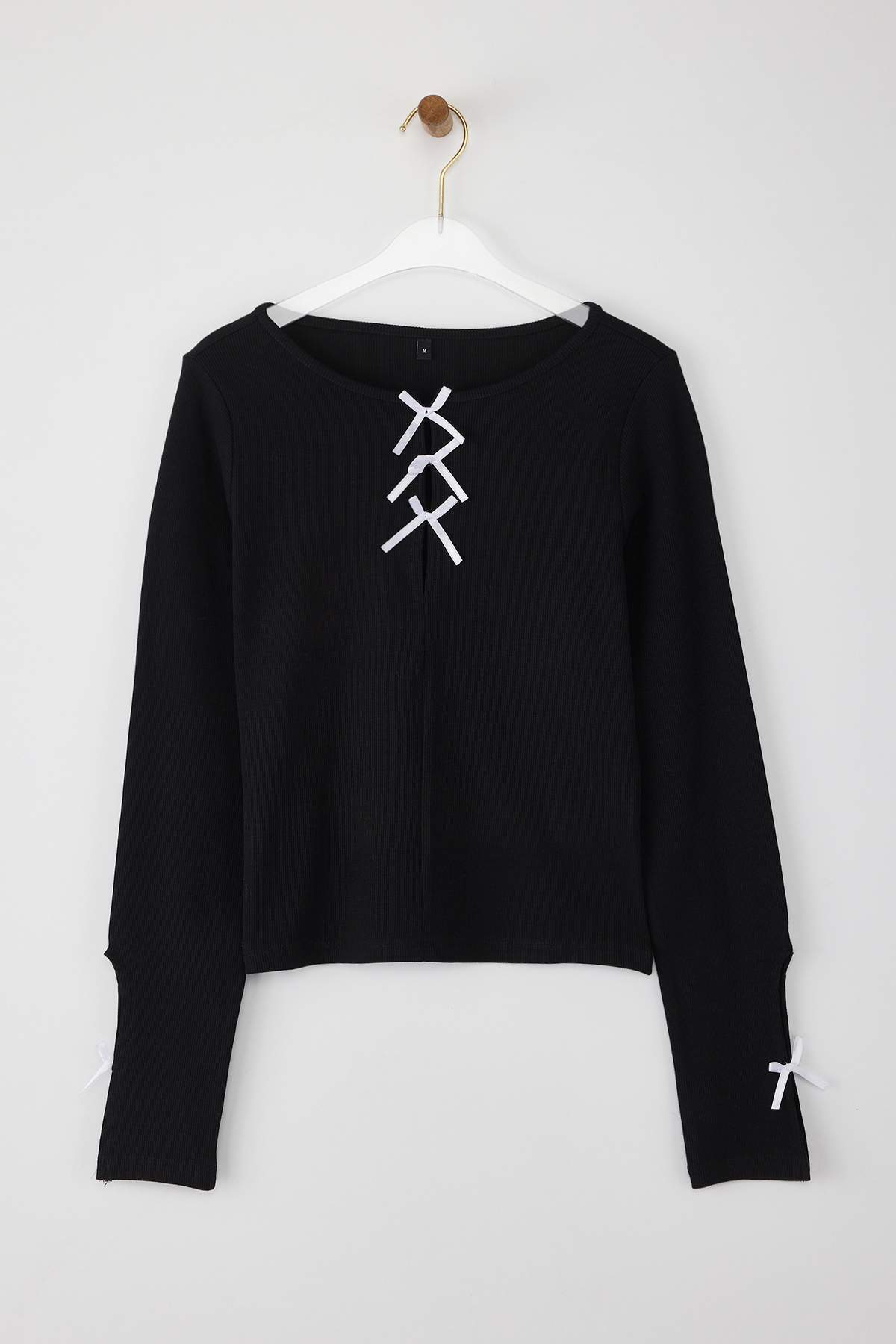 Trendyolmilla Ekru Fiyonk ve Cut Out Detaylı Bisiklet Yaka Slim/Vücuda Oturan Örme Bluz TWOAW25BZ00177