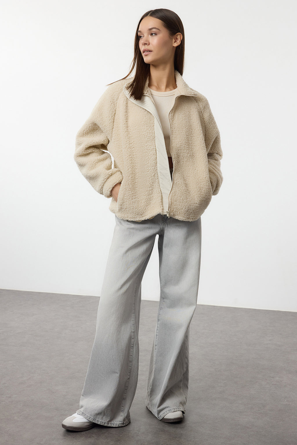 Trendyolmilla Koyu Kahverengi Peluş Regular/Normal Kalıp Dokuma Garnili Fermuarlı Örme Sweatshirt TWOAW25SW00139