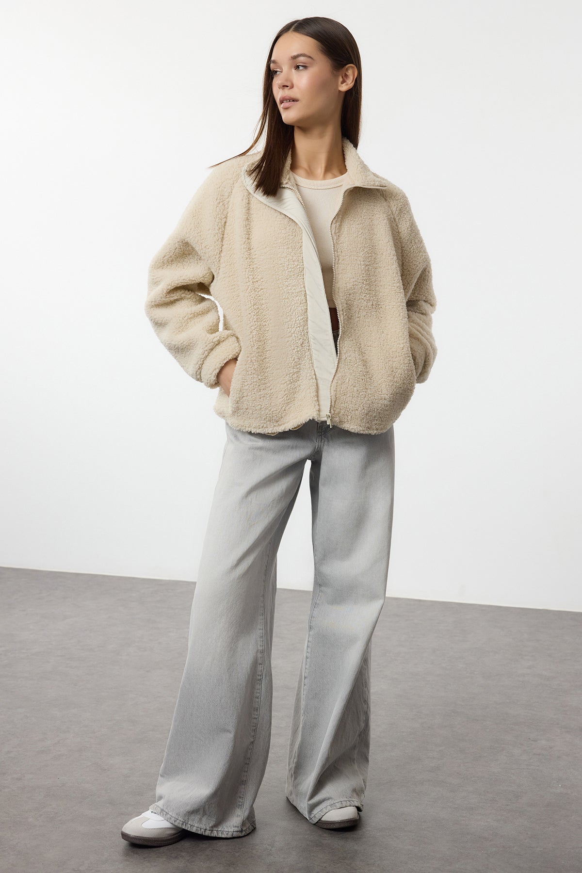 Trendyolmilla Koyu Kahverengi Peluş Regular/Normal Kalıp Dokuma Garnili Fermuarlı Örme Sweatshirt TWOAW25SW00139
