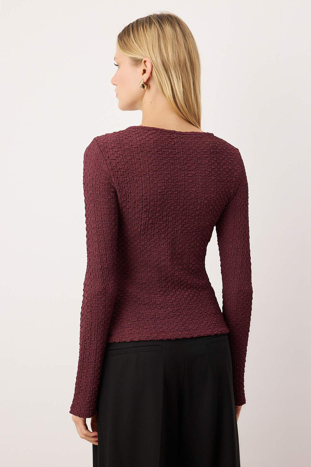 Trendyolmilla Kahverengi Fitted/Vücuda Oturan Aksesuar Detaylı Dokulu Uzun Kollu Esnek Örme Bluz TWOAW26BZ00134