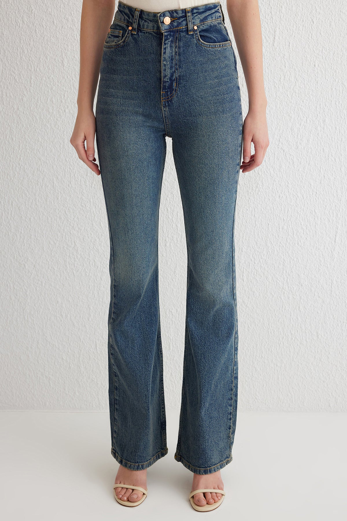 Trendyolmilla Mavi Yüksek Bel Comfort/Esnek Flare İspanyol Paça Jeans TWOSS25JE00101