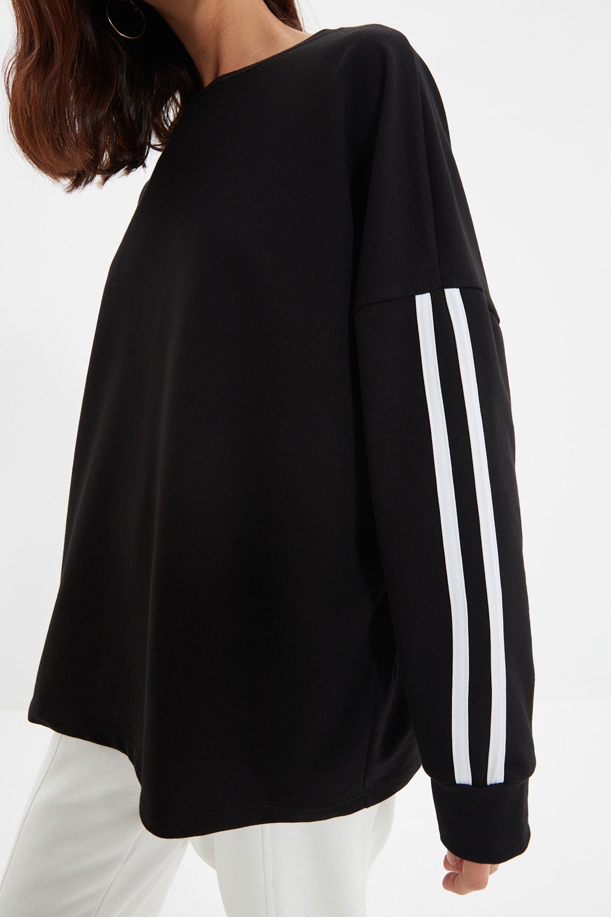 Siyah Şerit Detaylı Oversize/Geniş Kalıp İnce Örme Sweatshirt TWOAW22SW1258