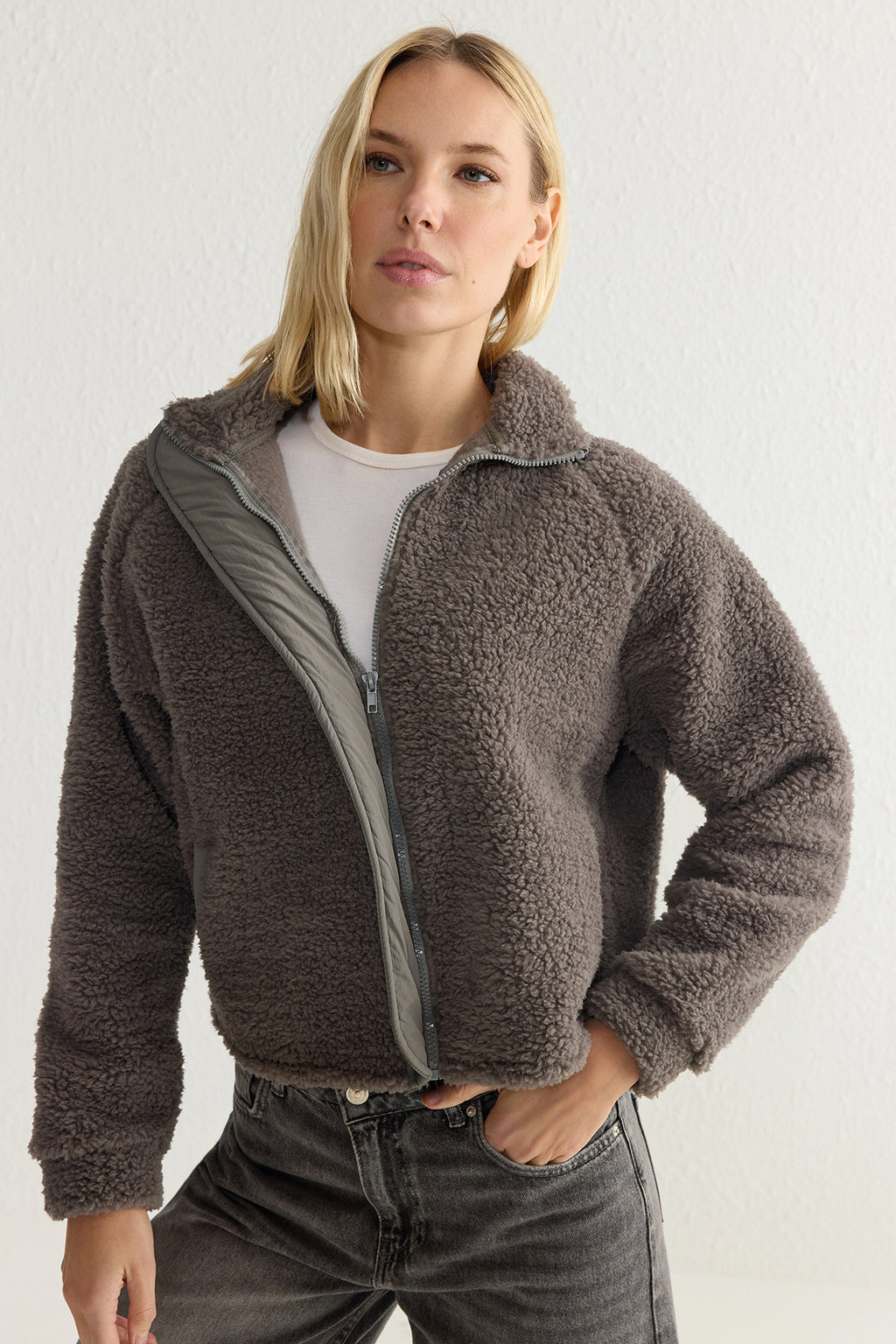 Trendyolmilla Koyu Kahverengi Peluş Regular/Normal Kalıp Dokuma Garnili Fermuarlı Örme Sweatshirt TWOAW25SW00139