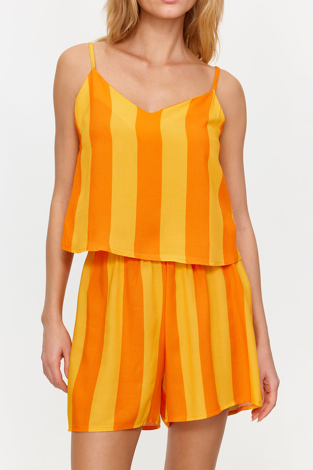 Trendyolmilla Çok Renkli Çizgili İp Askılı Viskon Şortlu Dokuma Pijama Takımı THMSS23PT00225