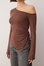 Trendyolmilla Kahverengi Açık Omuzlu Asimetrik Fitted/Vüdua Otuan İspanyol Kol Örme Bluz TWOAW26BZ00328