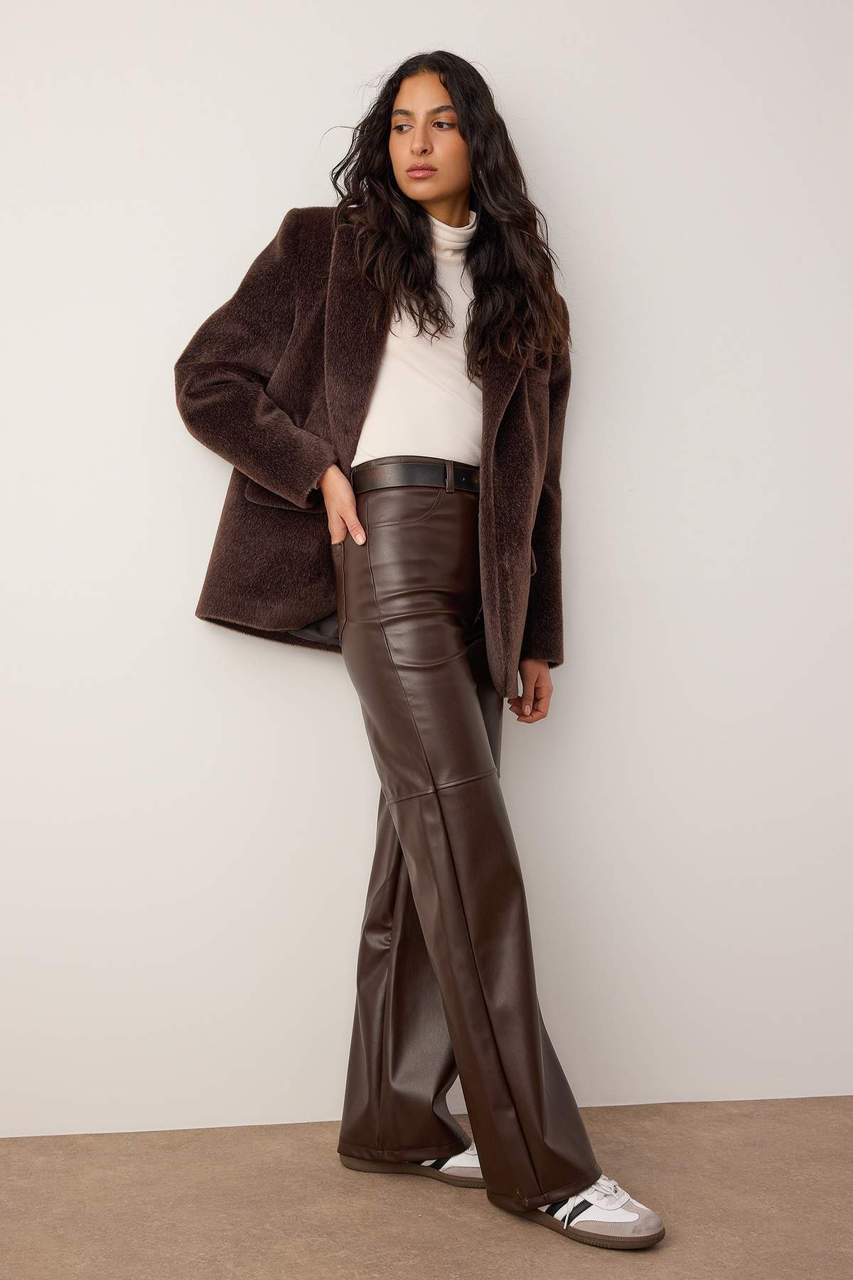 Trendyolmilla Kahverengi Relaxed/Rahat Straight/Boru Paça Dikiş Detaylı Örme Deri Pantolon TWOAW25PL00068