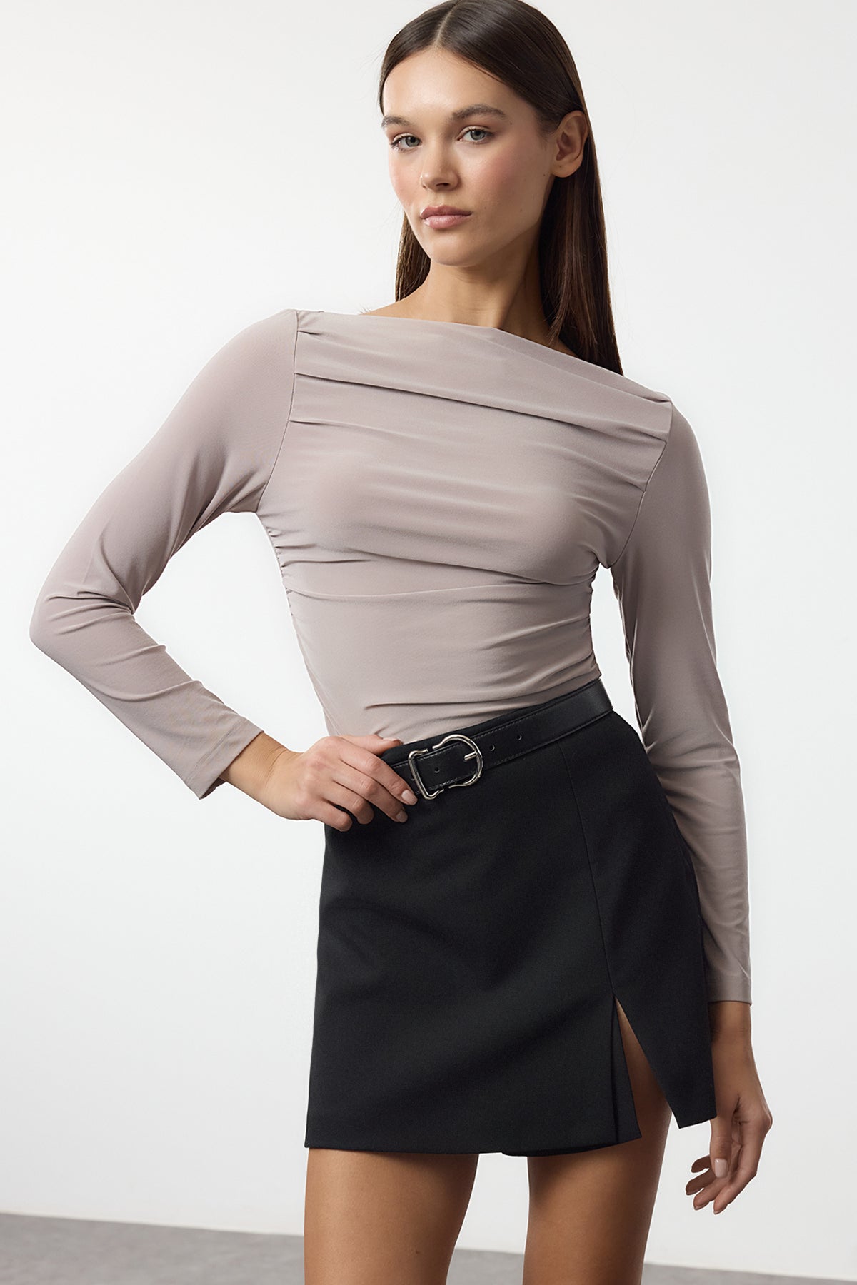 Trendyolmilla Haki Kayık Yaka Drapeli Vücuda Oturan Esnek Örme Bluz TWOAW25BZ00109