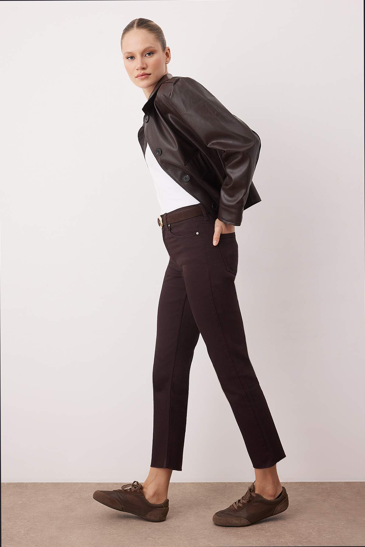 Trendyolmilla Kahverengi Yüksek Bel Paçası Kesikli Comfort/Esnek YENİ Mom Jeans TWOAW26JE00026