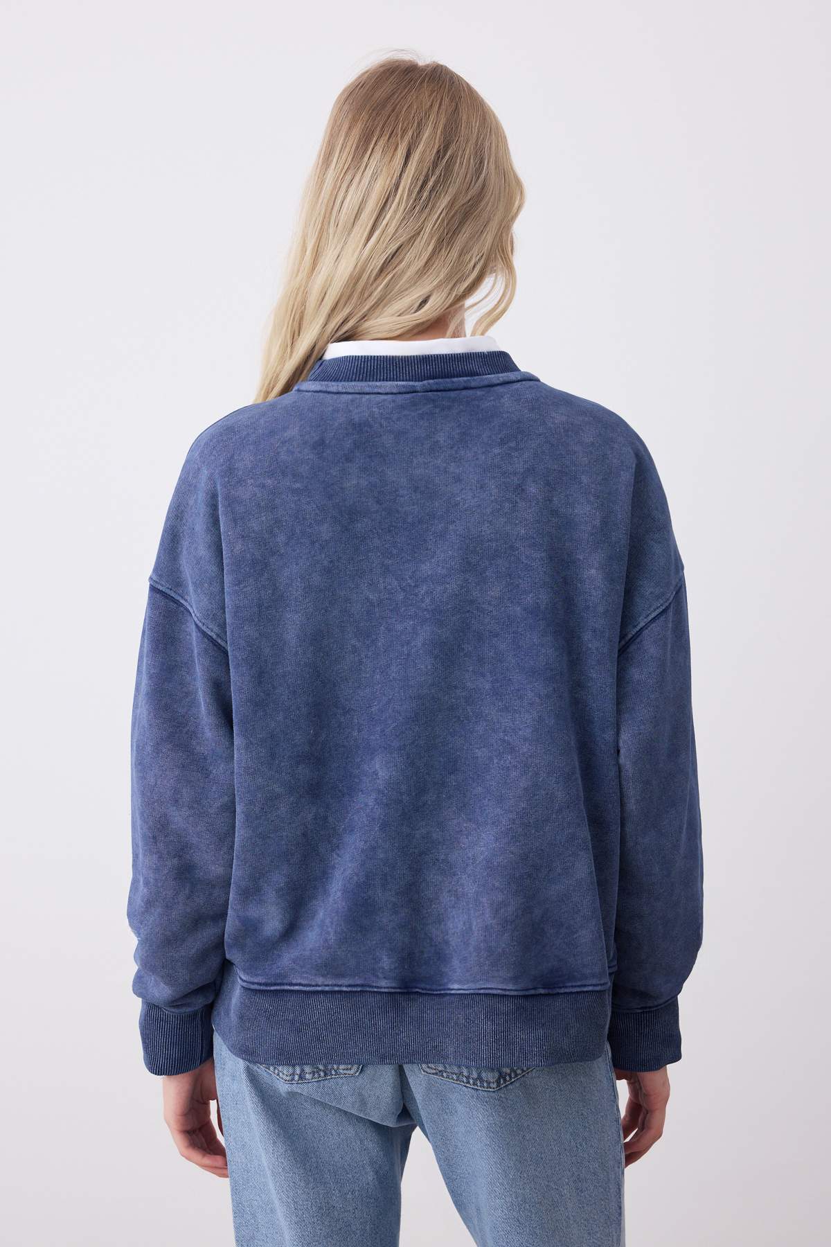 Lacivert Eskitme/Soluk Efektli Oversize/Geniş Kalıp Kalın Örme Sweatshirt TWOAW26SW00066